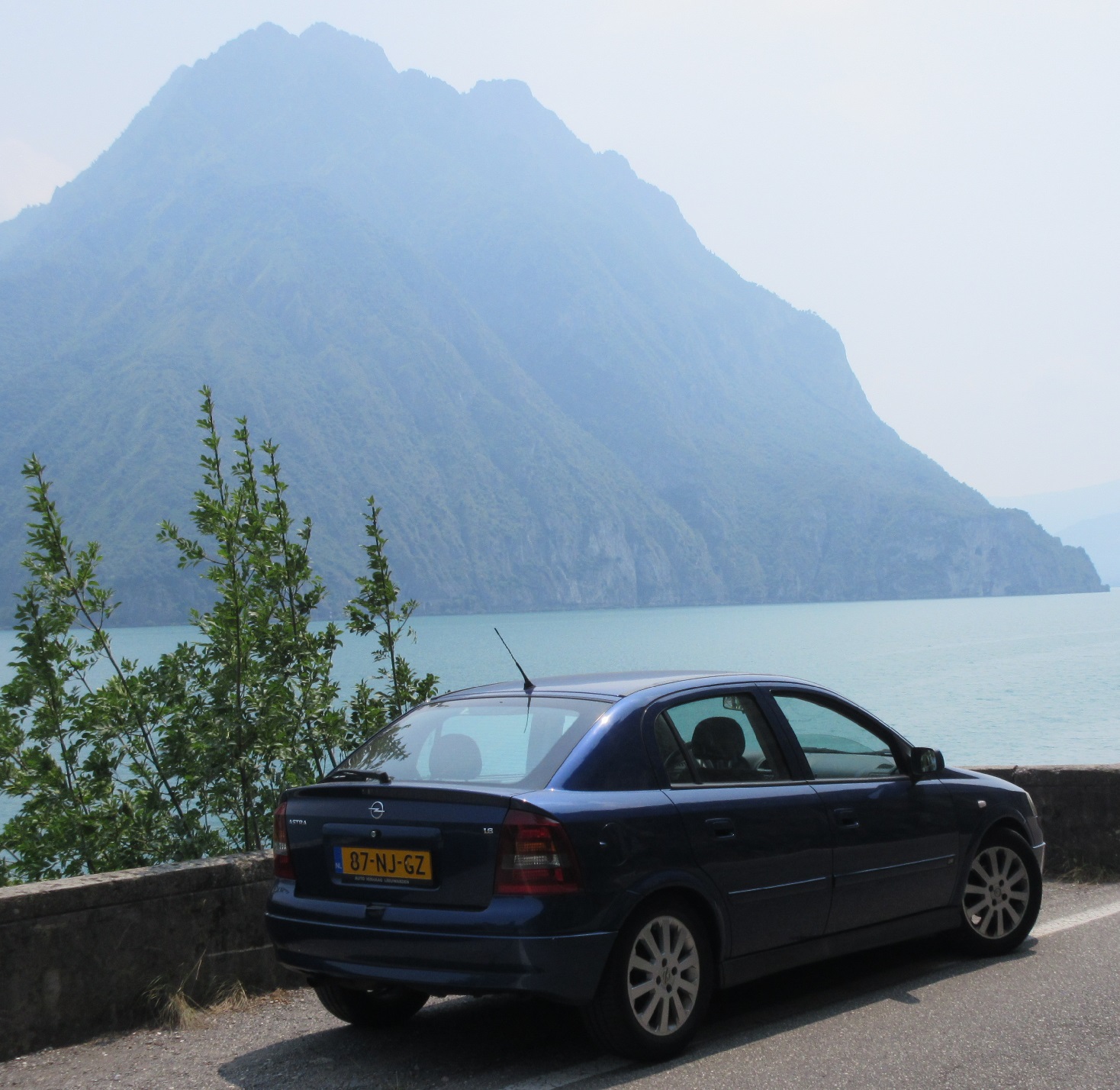 De Opel Astra bracht ons overal. Hier komt hij even tot rust aan de boorden van het Iseomeer. Foto: Erik van Putten